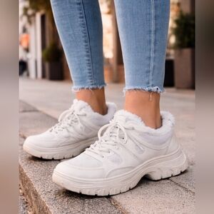 Shoe Dazzle Cream Sneakers with Faux Fur Lining Size 9